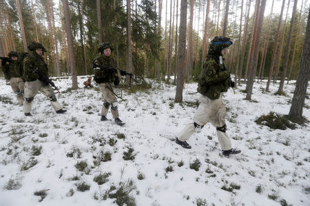 An Estonian army conscript soldiers attend a tactical training in the military training field near Tapa, Estonia February 16, 2017. REUTERS/Ints Kalnins
