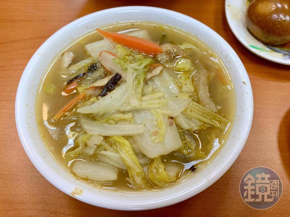 「魯白菜」有蝦米的鮮、白菜的甜味，碗底還有QQ的炸豬皮和冬粉絲，配料相當豐富。（50元／份）