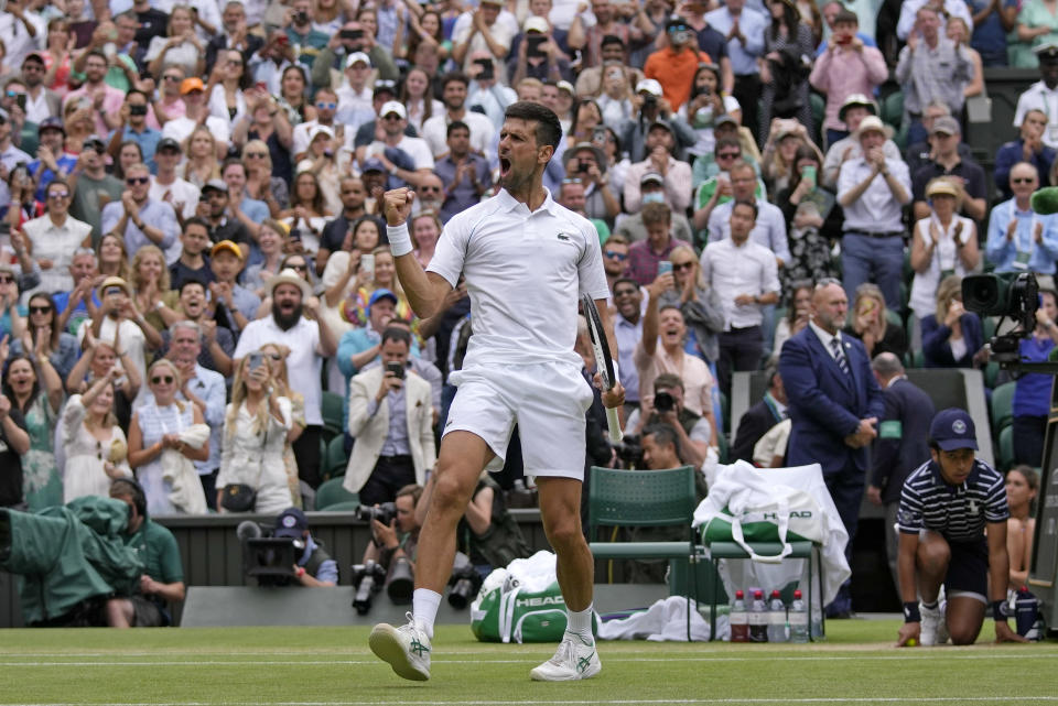 Novak Djokovic celebra tras vencer a Jannik Sinner en los cuartos de final de Wimbledon, el martes 5 de julio de 2022. (AP Foto/Alastair Grant)