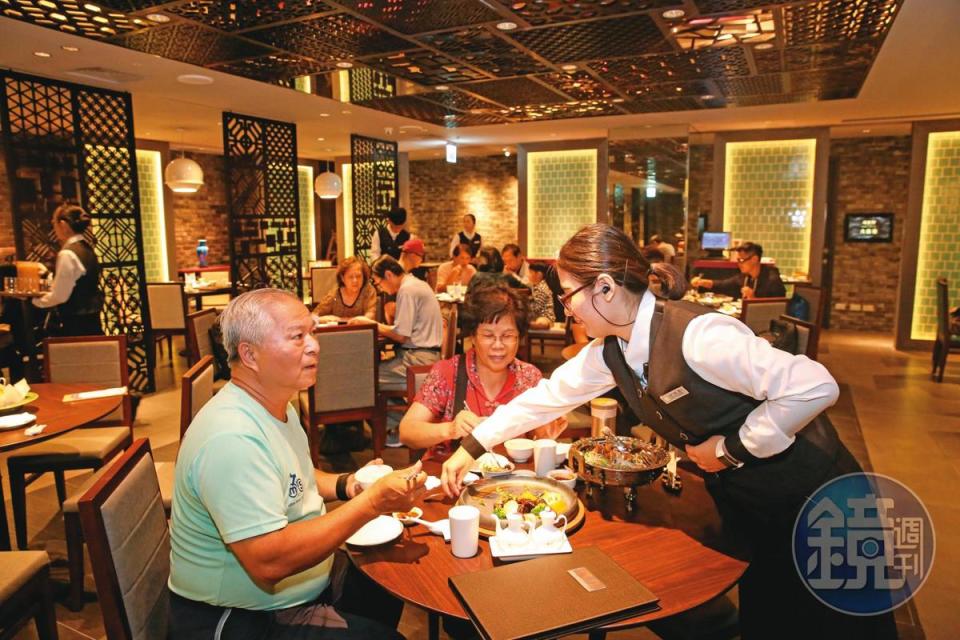 侯西峰投資領域多元，也涉足餐飲事業經營。