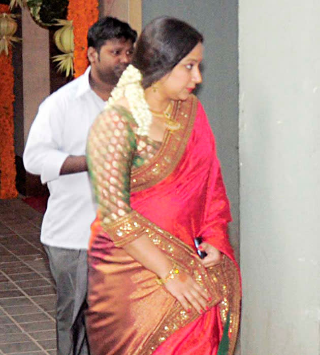 Vidya's sister Priya arrives