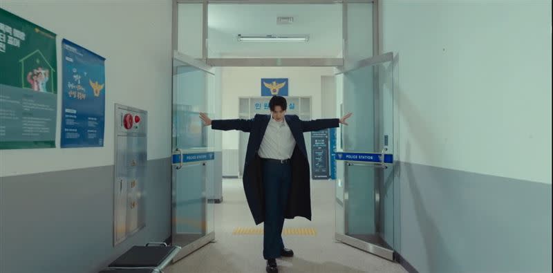 朴炯植飾演的安敏赫一如繼往的「帥氣登場」。（圖／翻攝自Netflix）