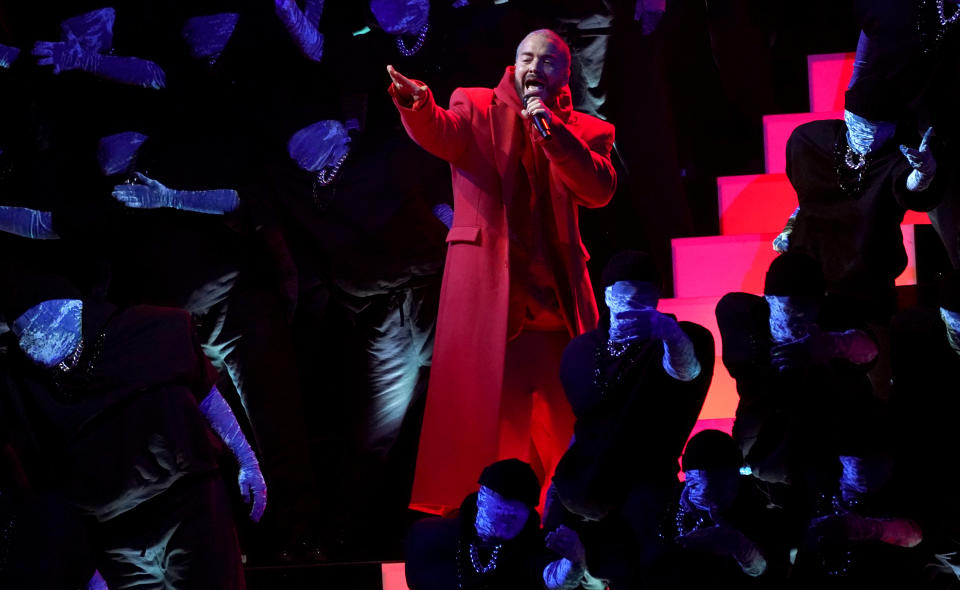 J Balvin canta en la 64ta entrga anual de los premios Grammy, el domingo 3 de abril de 2022 en Las Vegas. (Foto AP/Chris Pizzello)