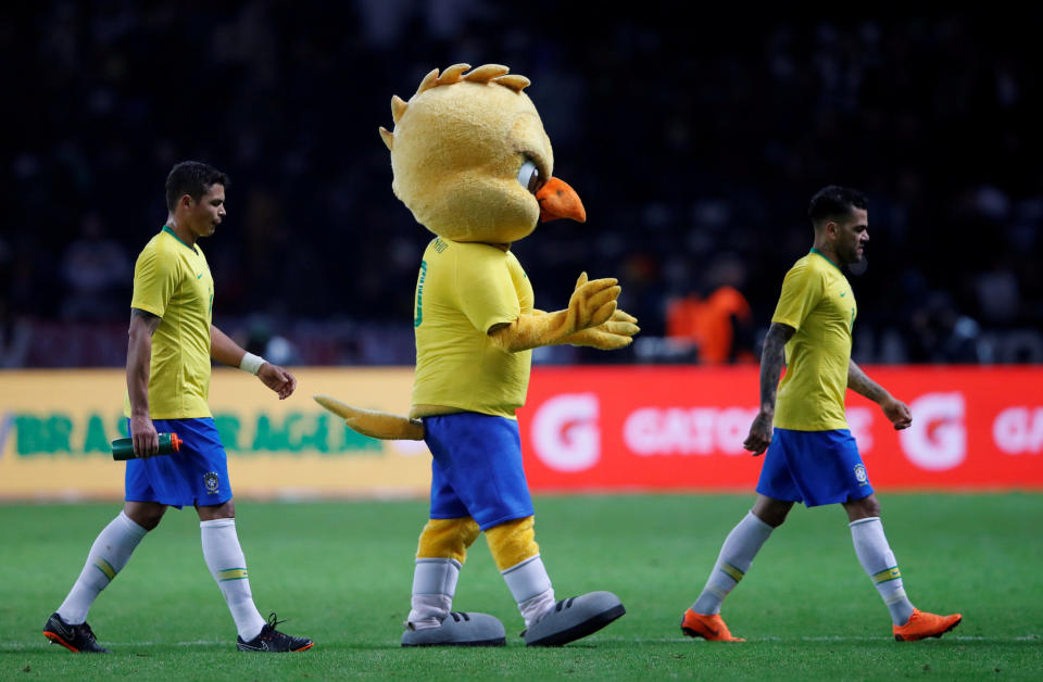 <p>Im Berliner Olympiastadion unterlag die deutsche Fußballnationalmannschaft Brasilien mit 0:1. Den entscheidenden Treffer erzielte Gabriel Jesus. Nach dem Spiel freuten sich die geschlauchten Spieler Thiago Silva und Dani Alves mit dem Maskottchen der Brasilianer über den knappen Sieg. (Bild: Reuters/Wolfgang Rattay) </p>