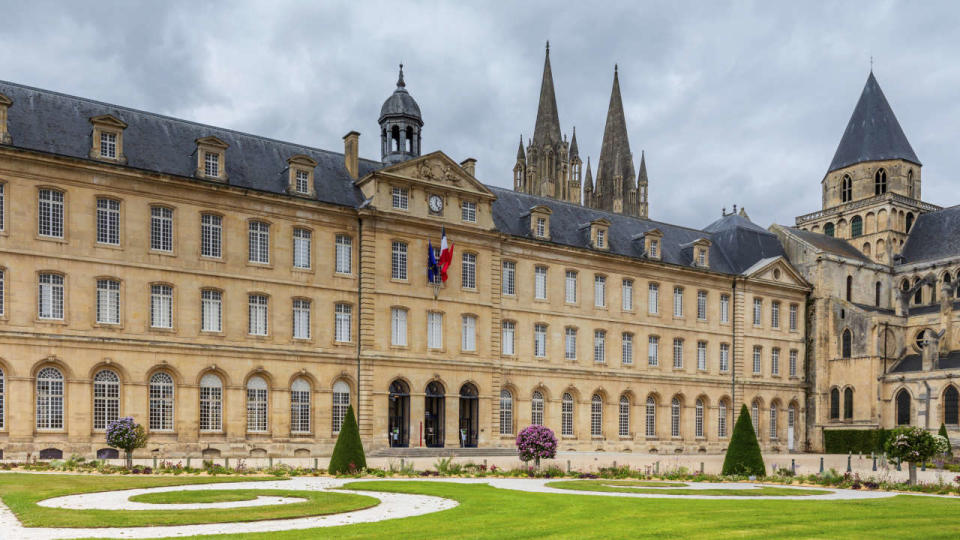 La ville de Caen est visée par une cyberattaque ce mardi 27 septembre. Plusieurs outils informatiques sont défaillants et le fonctionnement de certains services est perturbé (photo d’illustration montrant l’hôtel de ville de Caen et l’abbaye aux hommes).