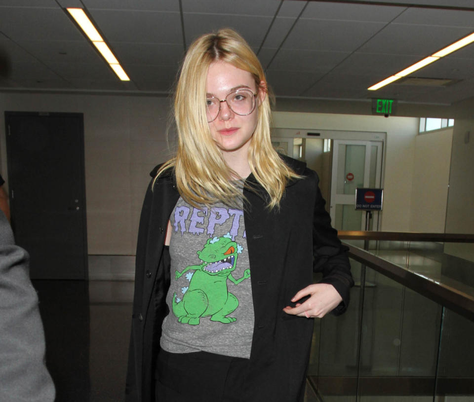 <p>Manche Promis machen selbst den Flughafen zum Laufsteg - schließlich lauern Paparazzi dort besonders gerne. Nicht so Elle Fanning. Die Schauspielerin zeigte sich nach der Landung in Los Angeles herrlich uneitel mit Comic-Shirt, Nerd-Brille und ohne einen Hauch Make-up. (Bilder: Getty Images)</p>