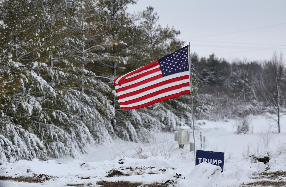 Adel, Iowa – JANUÁR 11.: Donald Trump volt elnök republikánus elnökjelöltet támogató transzparens látható 2024. január 11-én az iowai Adelben.  Az iowai szavazók az Iowai Republikánus Párt január 15-i elnökválasztására készülnek.  (Fotó: Kevin Deitch/Getty Images)