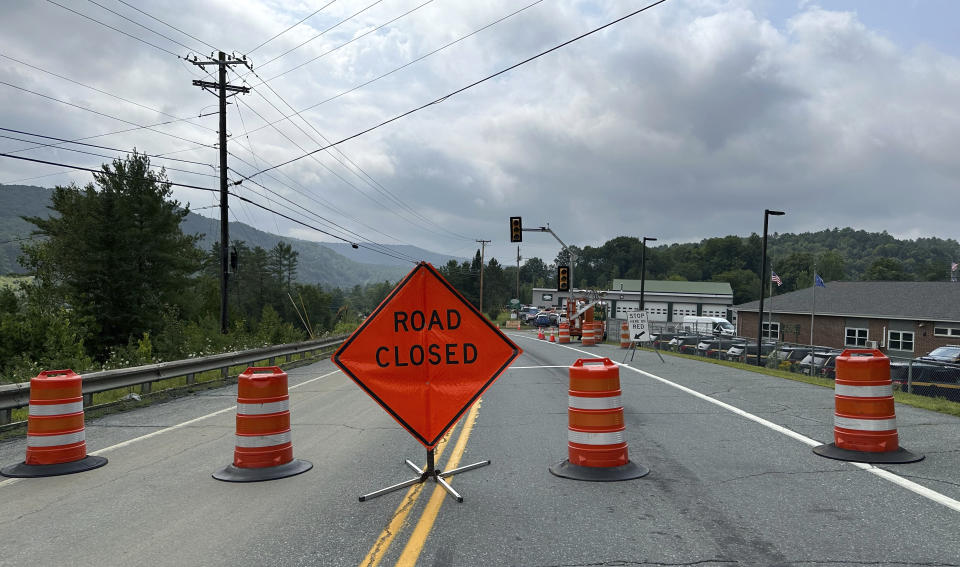 Una carretera en St. Johnsbury, Vermont, se encuentra cerrada tras las inundaciones en la región, el martes 30 de julio de 2024. (Foto AP/Lisa Rathke)