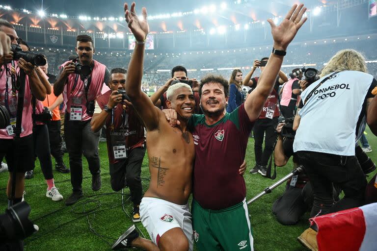 John Kennedy, sin casaca, celebra la conquista de la Libertadores abrazado con su entrenador, Fernando Diniz