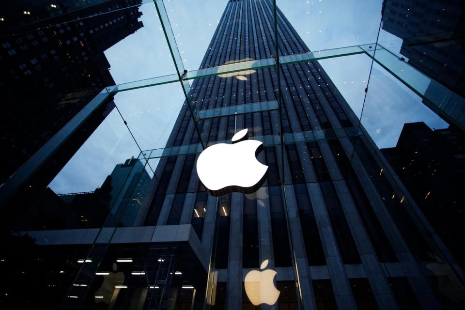 The victim had just purchased 300 iPhones at an Apple store on NYC’s 5th Avenue (Getty Images)