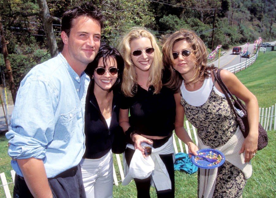 Jennifer Aniston Lisa Kudrow and Courteney Cox Are Destroyed by Brother Matthew Perry Death 3