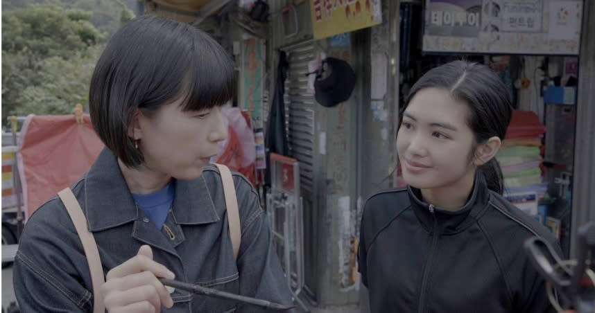 第四季中，江口德子和雷嘉汭飾演的店員一起放天燈。（圖／Hami Video提供）