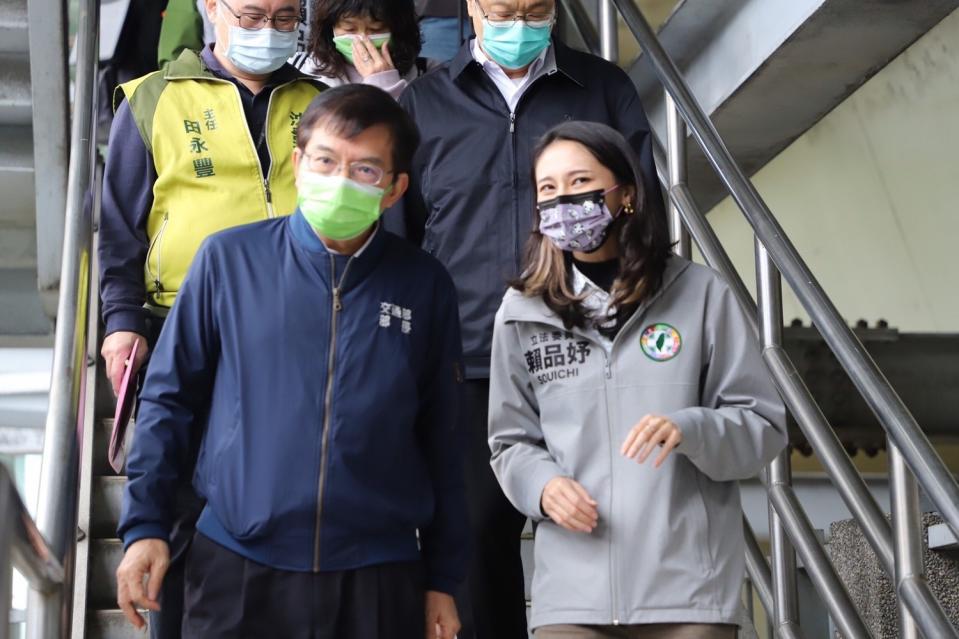 交通部長王國材（左）今日前往台鐵汐科站視察。   圖：交通部／提供