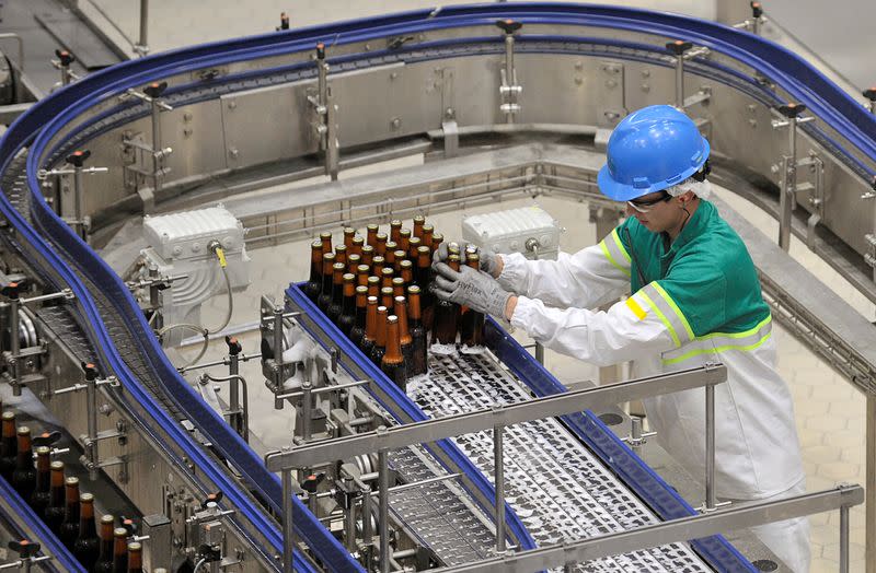 Foto de archivo. Un empleado trabaja en la fábrica de Central Cervecera en Sesquilé