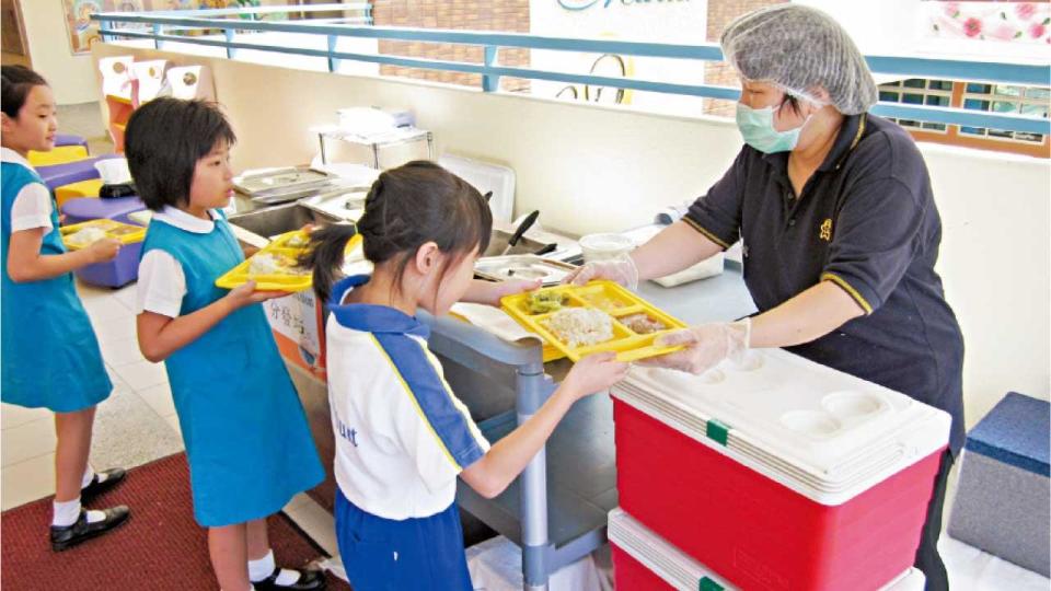 「活力午餐」下月停向部分中學供應飯盒 屯門一小學再公布：多名學生不適 感憤慨痛心