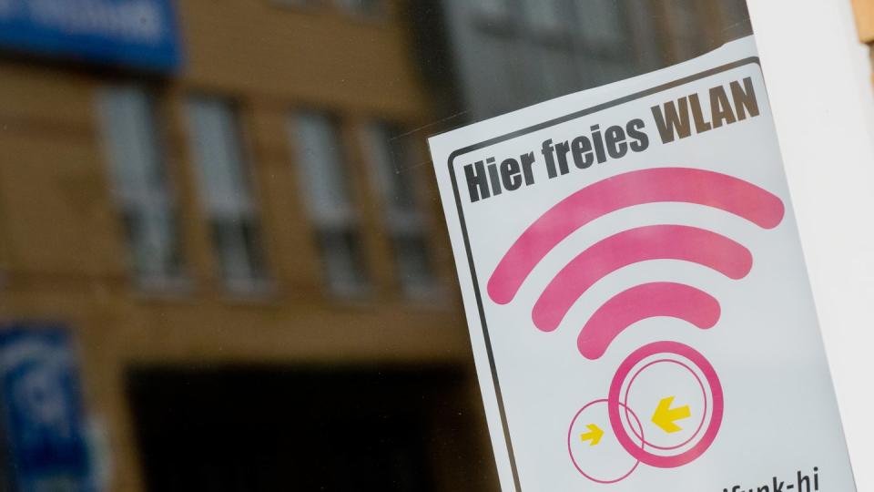 Betreiber von offenen und freien WLAN-Netzwerken müssen unter Umständen für mögliche Urheberrechtsverletzungen haften. Foto: Julian Stratenschulte