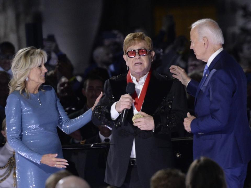 Elton John (M.) erhielt von Jill und Joe Biden die National Humanities Medal. (Bild: imago/UPI Photo)