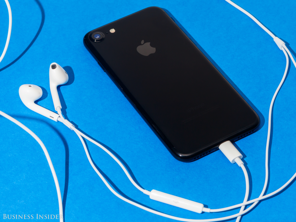 iPhone 7 earpods plugged in