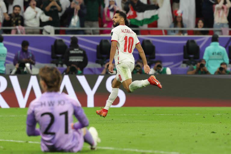 Al-Tamari festeja el segundo gol jordano en el estadio Ahmad Bin Ali, de Al-Rayyan, en las afueras de Doha, donde más de 40.000 simpatizantes alentaron al vencedor.