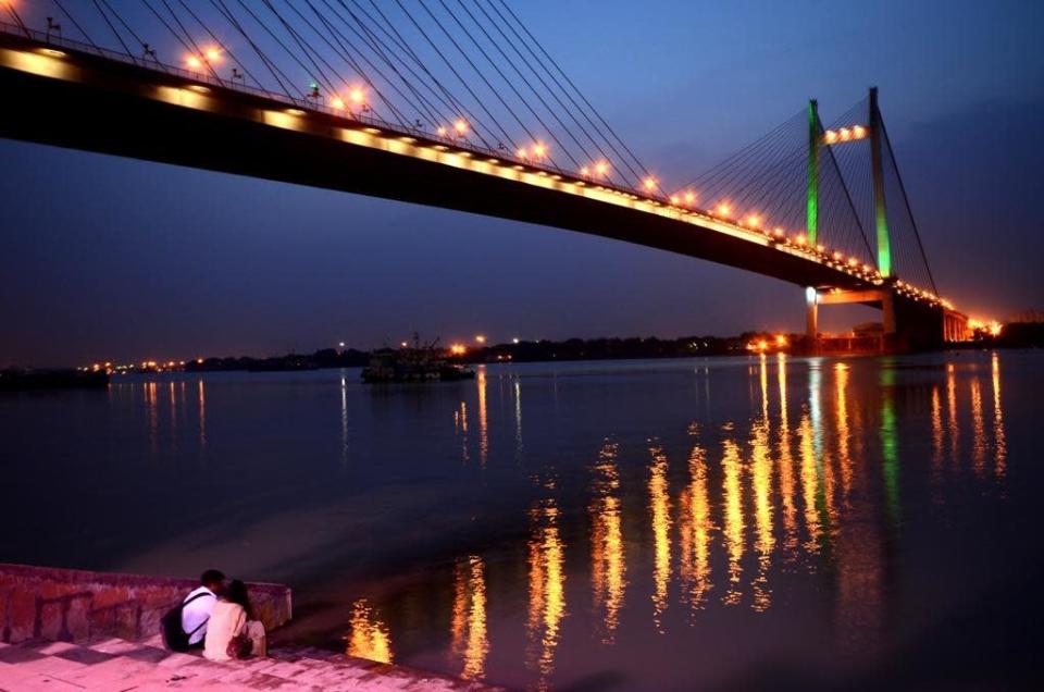 The Vidyasagar Setu links Kolkata with its twin city Howrah.