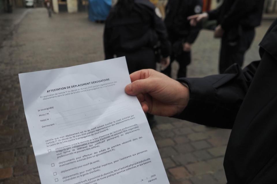 Une attestation pour circuler est présentée à Tours, le 17 mars 2020 lors du premier confinement (PHOTO D'ILLUSTRATION) - Guillaume SOUVANT - AFP