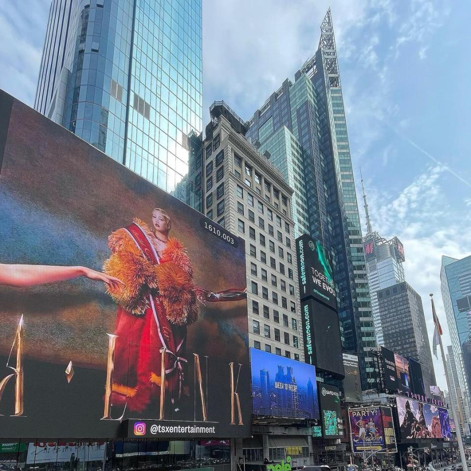 A-Lin再登紐約時代廣場看板。（圖／索尼音樂提供）