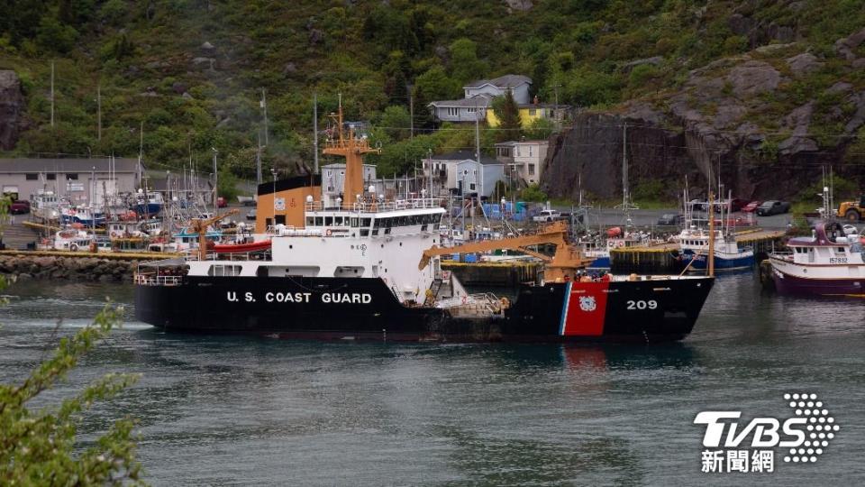 美國海岸防衛隊28日進行泰坦號的打撈作業。（圖／達志影像美聯社）