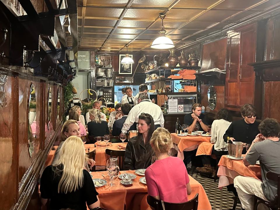 Groups of people sitting close together at Chez L'Ami Louis