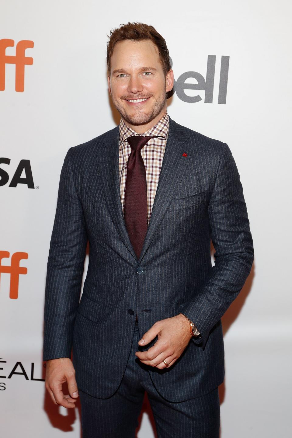 Chris Pratt in a burgundy tie