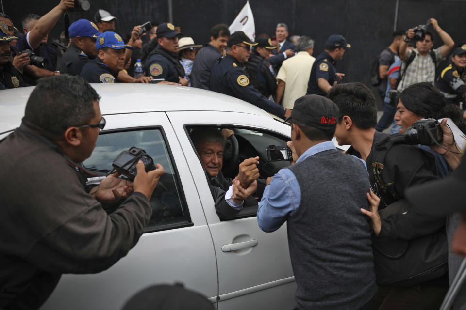 FOTOS | AMLO provoca caos y euforia por donde pasa