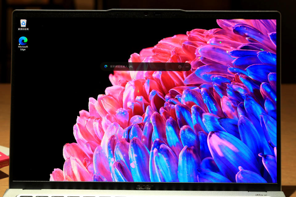 Swift Go 14搭載色彩鮮明的 2.8K OLED 螢幕，支援2,880 x 1,800解析度和90Hz螢幕刷新率，生動呈現細緻影像