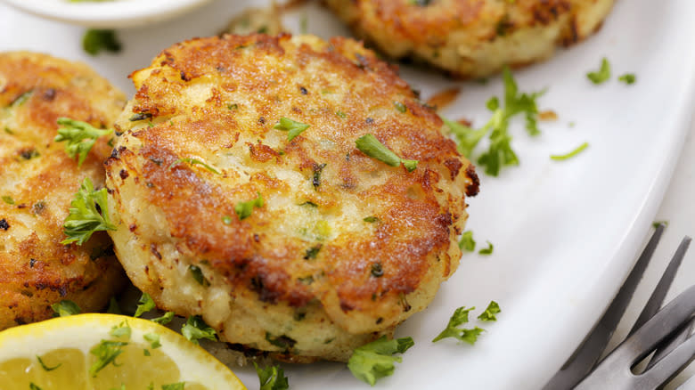 crab cakes on plate