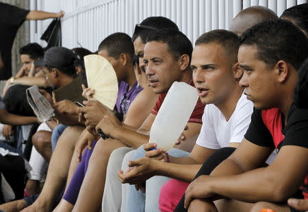 Cuban migrants wait to receive a humanitarian visa at the border post with Panama in Paso Canoas, Costa Rica November 14, 2015. REUTERS/Juan Carlos Ulate