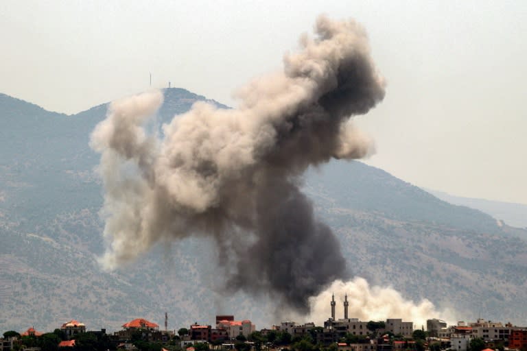 Una humareda emana del pueblo de Khiam, en el sur de Líbano, tras un bombardeo israelí el 19 de junio de 2024 (RABIH DAHER)