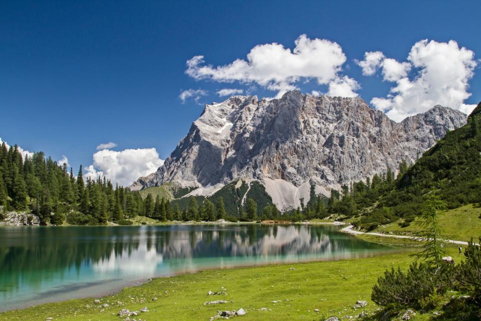 <p>Die Zugspitze ist mit einer Höhe von 2.962 Metern der höchste Berg Deutschlands. Majestätisch und erhaben thront sie im Wettersteingebirge an der Grenze zu Tirol. Bequem zu erreichen ist der Gipfel über eine Bahnfahrt vom Wintersportort Garmisch-Partenkirchen aus. Die Wanderung auf die Zugspitze dauert in etwa einen Tag. (Bild: iStock / Tinieder)</p> 