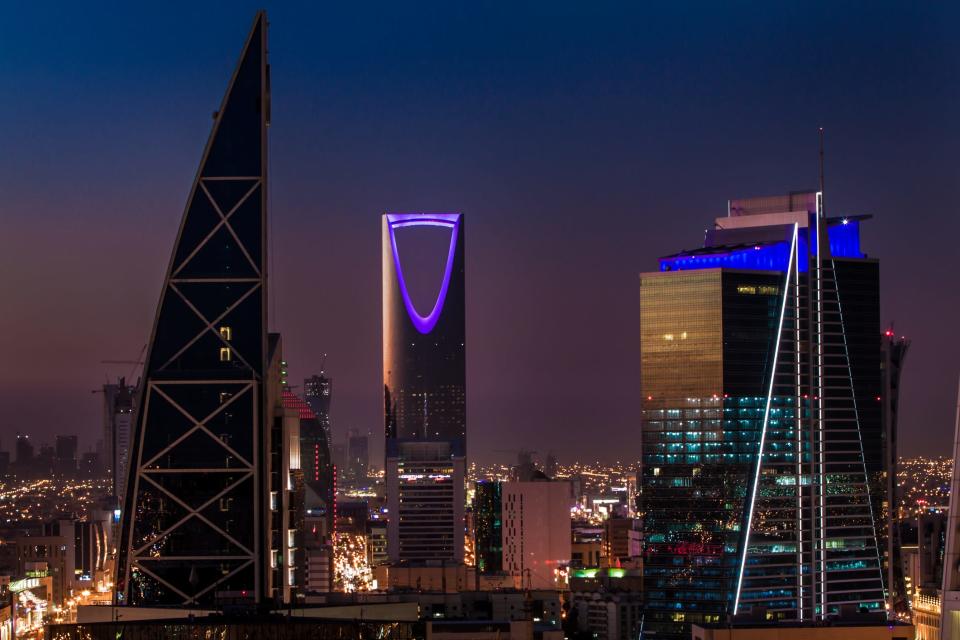 Die Metropole Riad beheimatet als Hauptstadt das saudi-arabishe Parlament uznd ist Sitz des Königshauses. - Copyright: Abdullah Al-Eisa via Getty Images