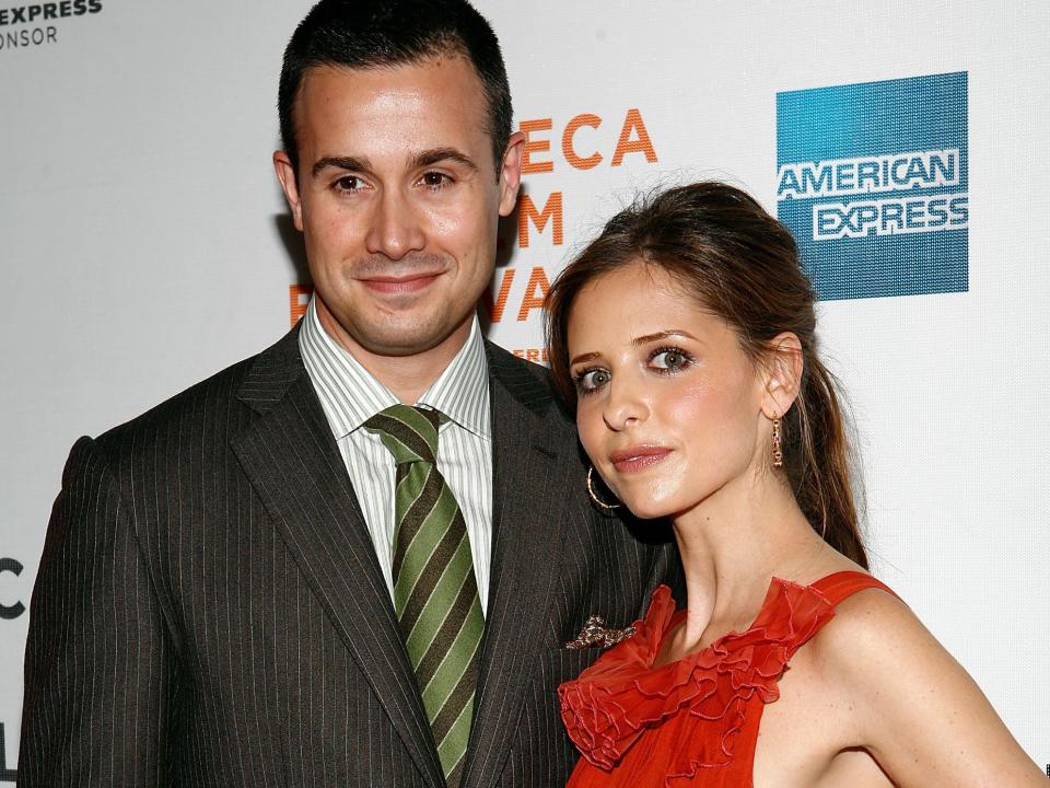 Freddie Prinze Jr. and Sarah Michelle Gellar pose for photos on the red carpet at the 2007 Tribeca Film Festival.