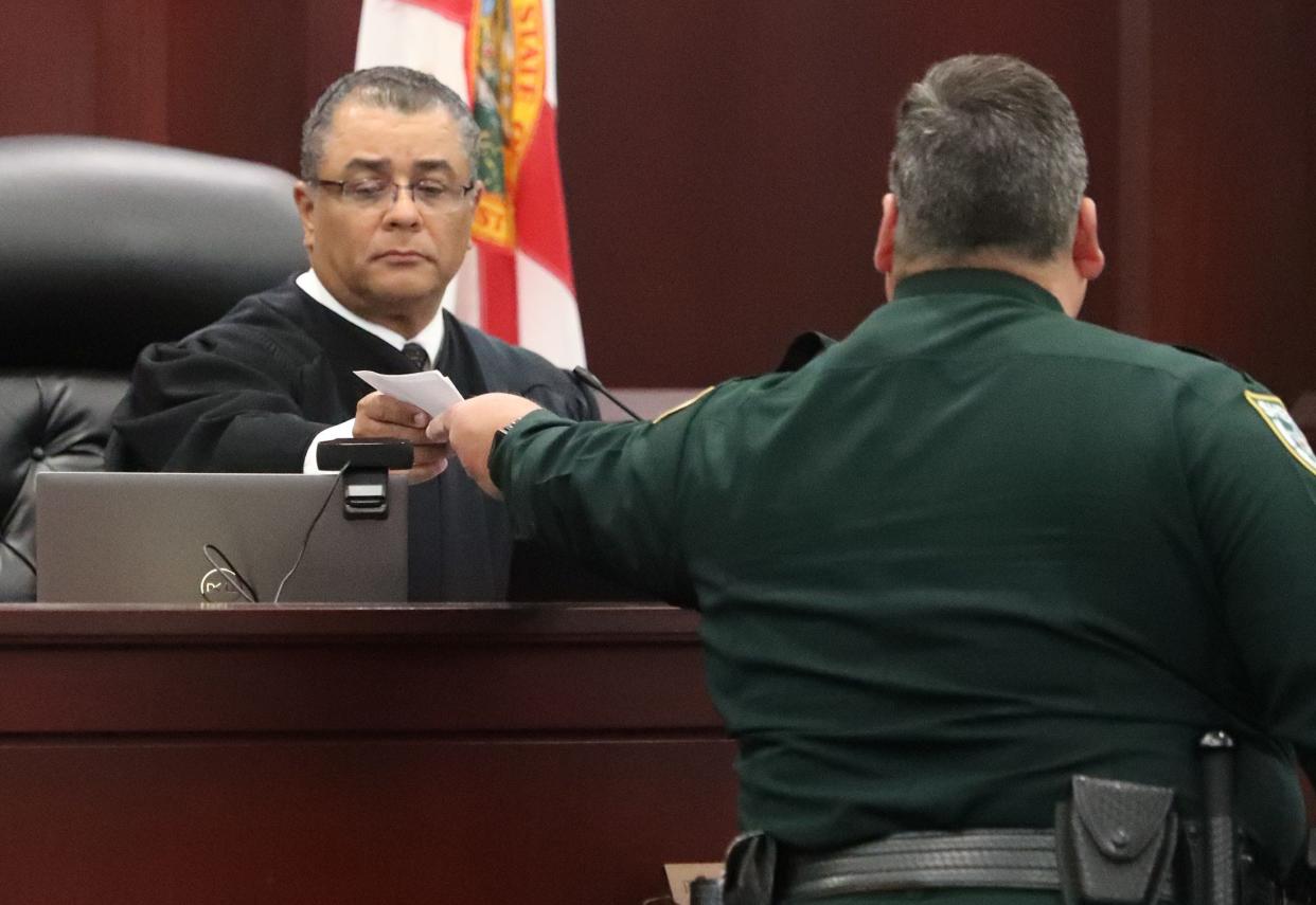Judge Raul Zambrano gets the verdict from a sheriff's bailiff, Saturday, Sept. 16, 2023, in the Othal Wallace trial.