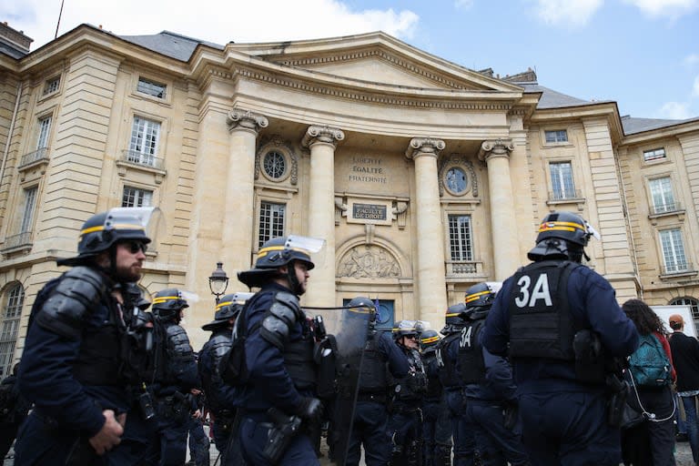 Fuerzas de seguridad durante una visita de Macron a la Sorbona
