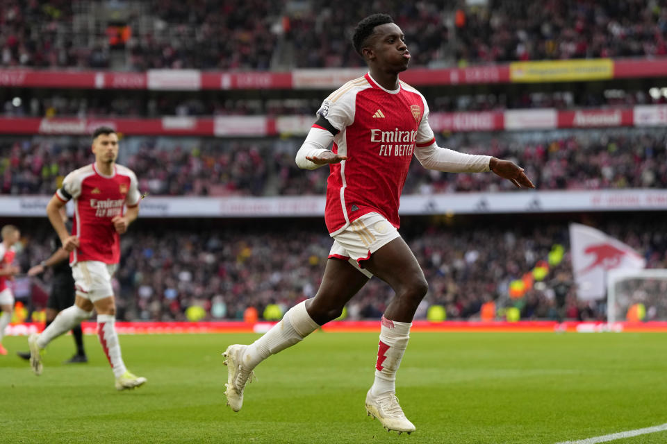 Eddie Nketiah del Arsenal celebra tras anotar su segundo gol en el encuentro ante el Sheffield United en la Liga Premier el sábado 28 de octubre del 2023. (AP Foto/Kirsty Wigglesworth)