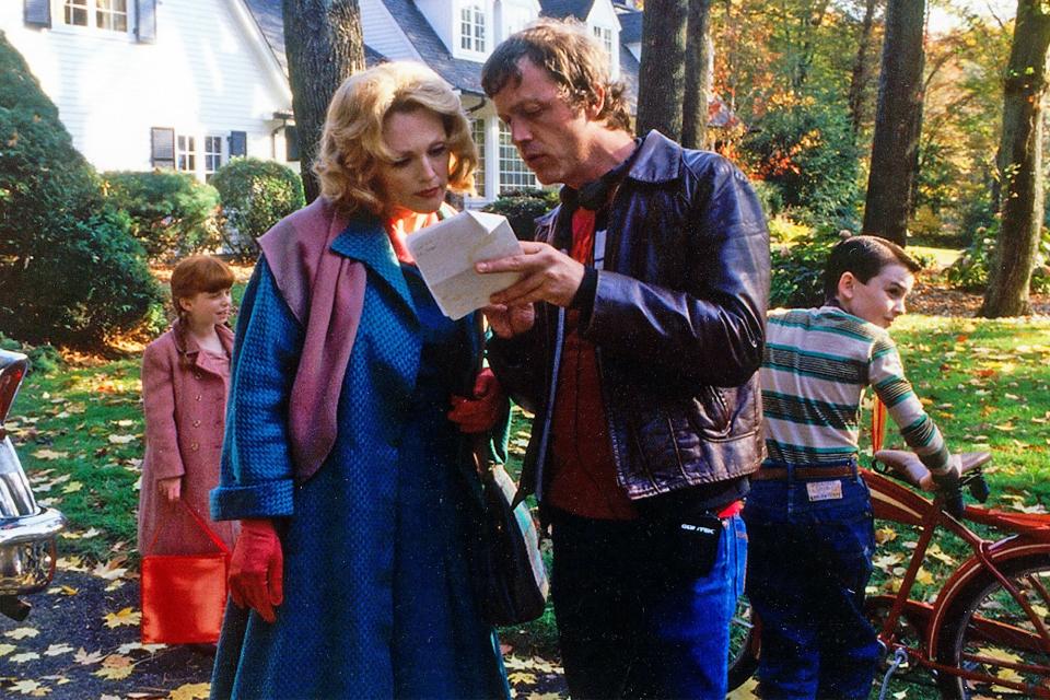 FAR FROM HEAVEN, from left: Julianne Moore, director Todd Haynes, 2002. © Focus Films/Courtesy Everett Collection