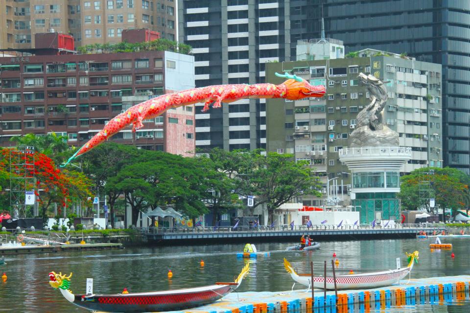 高雄端午連假龍舟賽加碼佛光山空中祥龍燈7日中午愛河道進行試飛預演。(記者黃富貴攝)