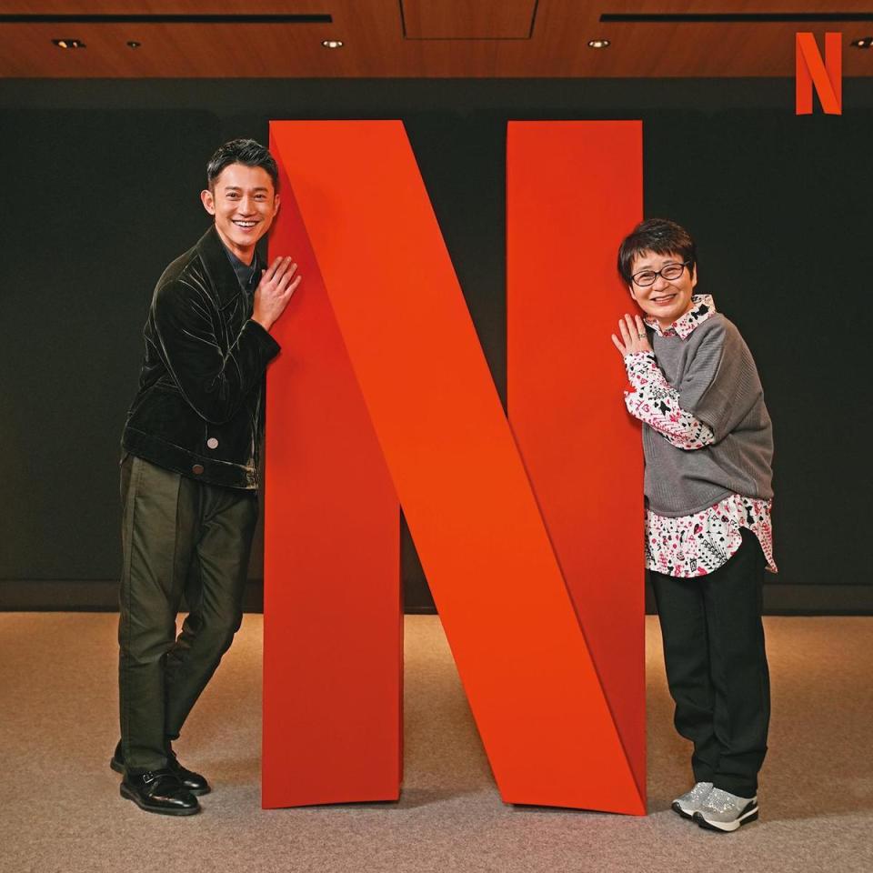 吳慷仁（左）赴日拜訪《模仿犯》原著作者宮部美幸（右），隨台劇上架Netflix，推出影集書腰版小說，吸引粉絲。（Netflix提供）