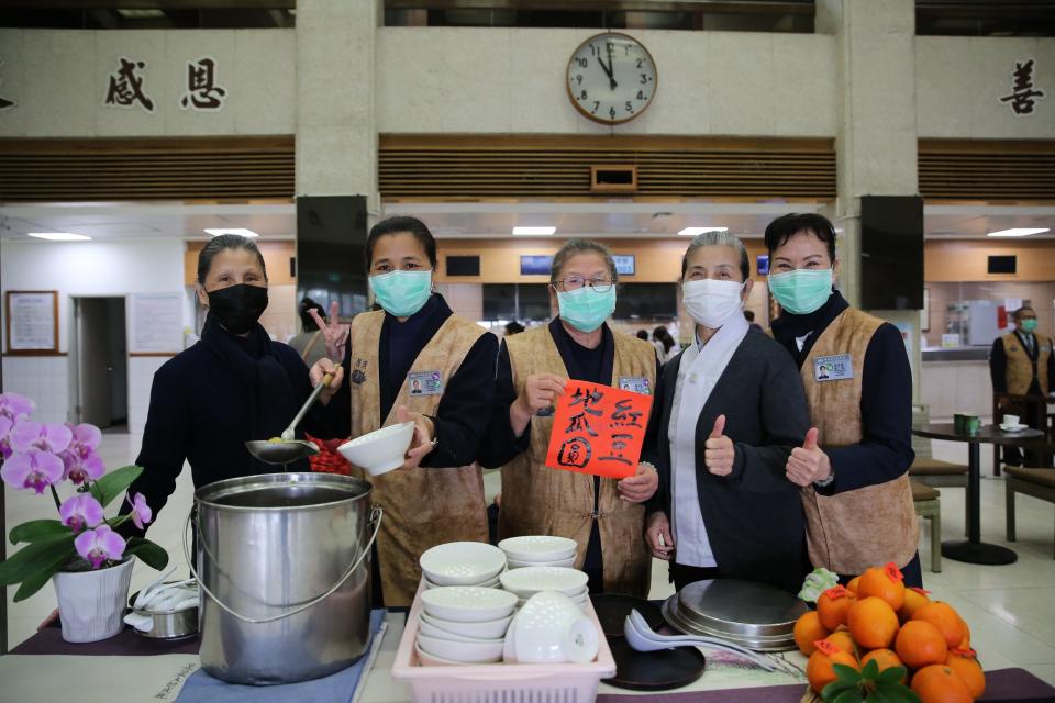 花蓮慈院常駐志工顏靜曦(右二)與醫療志工初三在咖啡小站加碼紅豆地瓜圓。