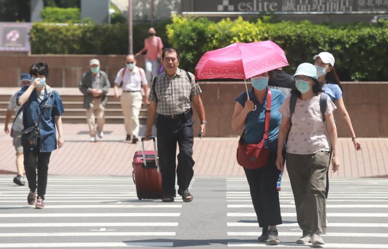 ▲氣象局預報指出，明天各地高溫普遍可達33度至35度，13縣市發高溫示警，預估週末會更熱。（圖／記者葉政勳攝）