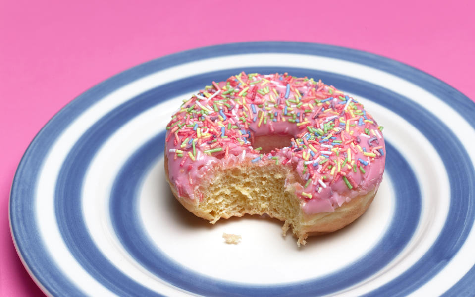 Das leckere Gebäck kommt ursprünglich gar nicht aus den USA. Doch warum haben Donuts eigentlich Löcher? (Bild: Getty Images)