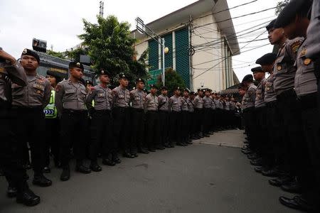 Police officers provide security outside a court for the start of the blasphemy trial of Jakarta's Governor Basuki Tjahaja Purnama, also known as Ahok, in Jakarta, Indonesia December 13, 2016. REUTERS/Darren Whiteside