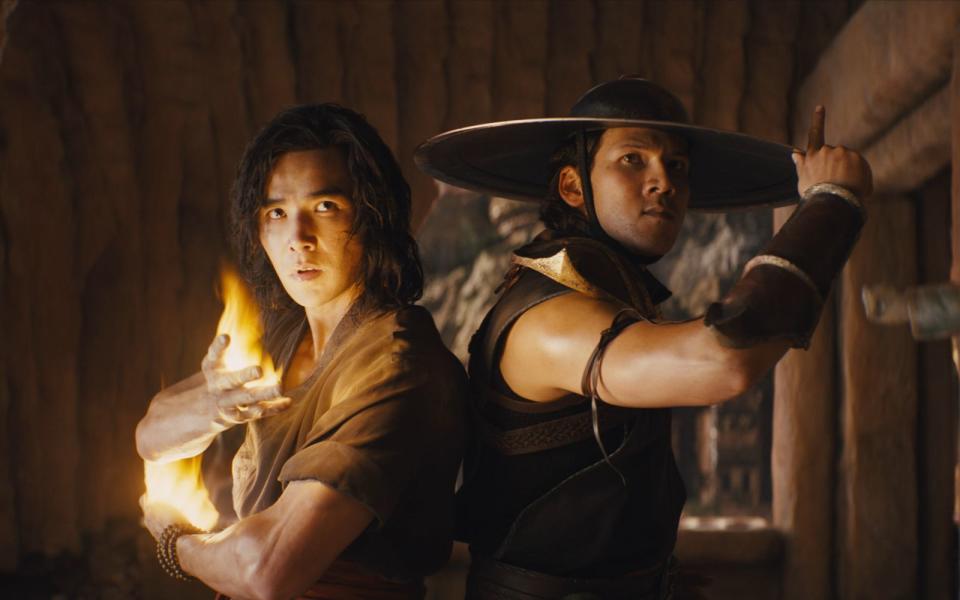 Der Kriegermönch Liu Kang (Ludi Lin, links) und der Eisenhut-Träger Kung Lao (Max Huang) sind Verteidiger der Erde. (Bild: 2021 Warner Bros. Entertainment Inc. )