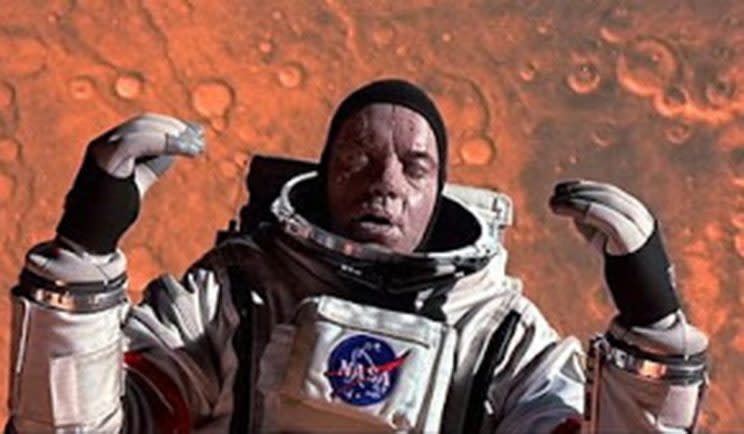 Tim Robbins instantly becomes a block of ice in 'Mission to Mars' - Credit: Touchstone Pictures