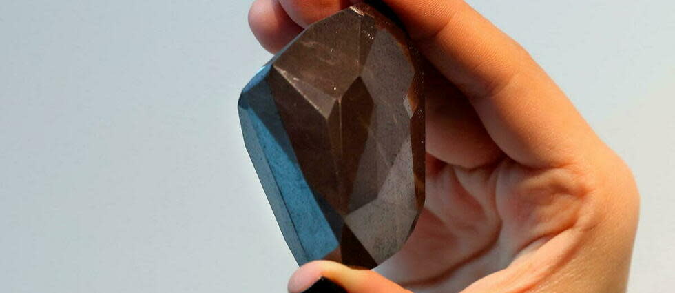 L'Énigme, un incroyable diamant noir de l'espace, présenté à Dubaï par Sotheby's le 17 janvier 2022. 
